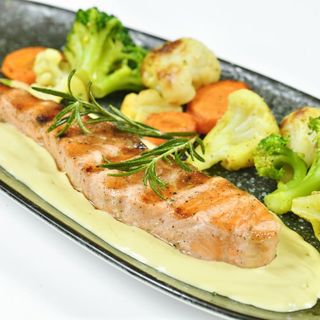 Сьомга със зеленчуци-390гр