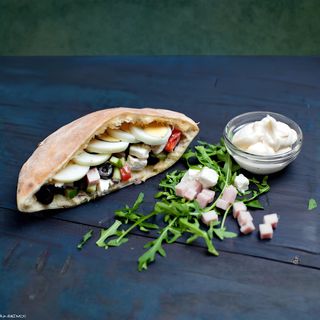 Chifla cu salata bulgareasca