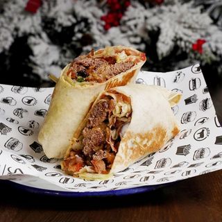 Бурито El Chapo с домашни картофки и Coca Cola