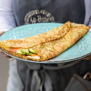Crepe de salmón, queso crema y aguacate