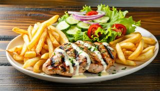 Filet z kurczaka grillowany z warzywami i ziemniakami