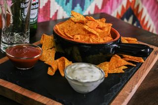 Nachos cu sos tzatziki sau BBQ 200 g