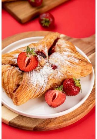 Слойка з полуницею