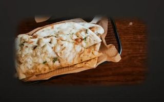 Naan czosnkowy