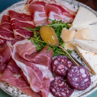 Selezione di salumi e formaggi con confetture