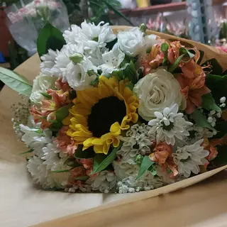 Rose bianche e fiori misti