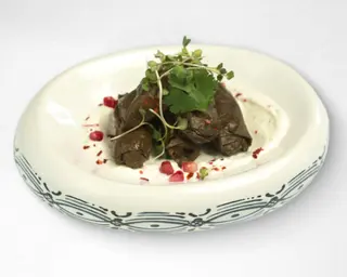 Долма з баранини під соусом лабне (160/50г)
