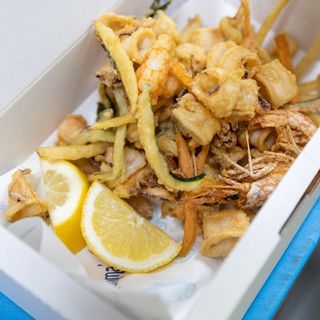 Frittura di calamari, gamberi e verdure