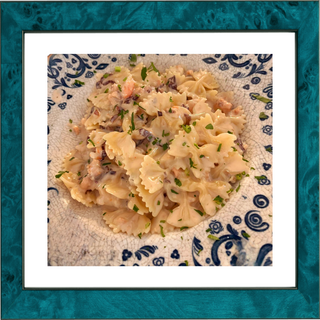 Farfallette al salmone, radicchio e gamberi