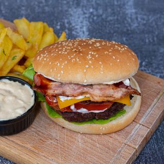 Burger de Vită King's cu Cartofi Aromatizați