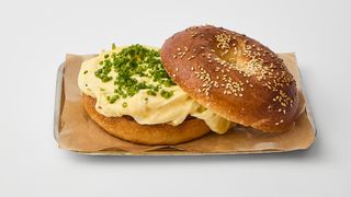 Bajgiel z jajecznicą i boczniakiem