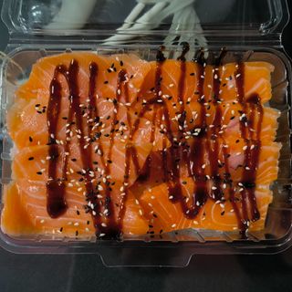 J121 Chirashi salmone