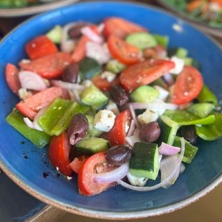 ENSALADA GRIEGA CON QUESO FETA ( 360 cal , 12 g - proteina )