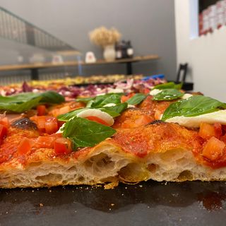 Bufala, pomodorini e basilico