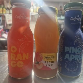 Zumos , melocotón,  naranja y piña
