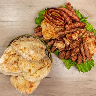 Era porcija 1.5 kg mešanog mesa i 4 lepinje