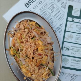 Pad thai con pollo fritto 