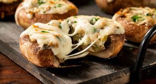 Шампіньйони фаршировані з соусом Болоньєзе під сиром (300г)