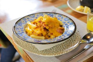 Patatas fritas con queso cheddar y bacon 