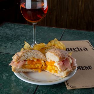 Prego em Pão Frango Especial