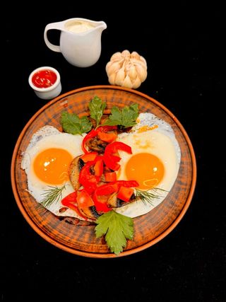 Яєчня з овочами (200г)