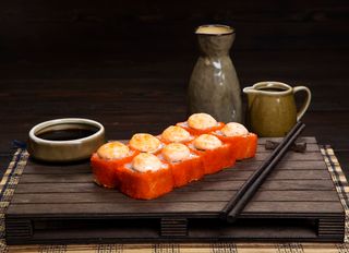 Տաք ռոլլ Կալիֆորնիա Սաղմոնով, 8 կտոր