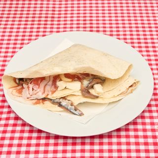 Piadina con pancetta, mozzarella e acciughe