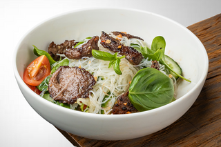 САЛАТ ЗІ СКЛЯНОЮ ЛОКШИНОЮ ТА ЯЛОВИЧИНОЮ (200g)