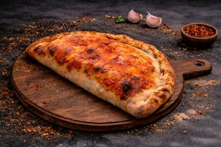 Pizza Calzone + sos gratis