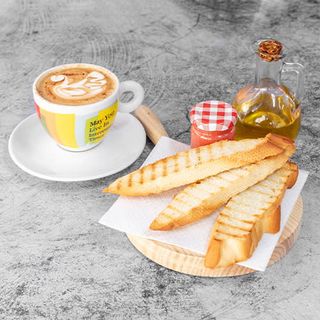 Café Con Leche Y Tostada Con Tomate