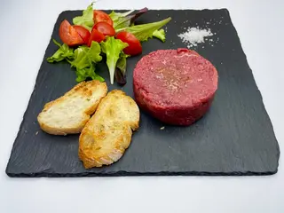 Tartare di manzo con olio sale allo zafferano e pepe nero 150 g