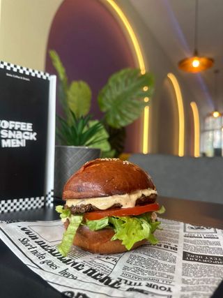 Hamburger + Coca-Cola i pomfrit