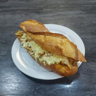 Bocata pollo a last con mozzarela gratinado y pan con tomate.