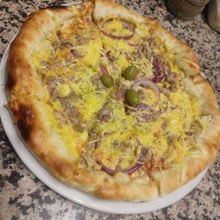 Tuna pizza
