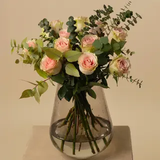 Ramo de 12 rosas frutteto con verdes variados