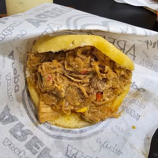 Arepa Carne Mechada