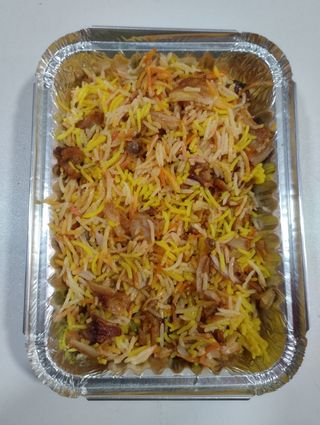 Plato De Arroz Al Curry Con Pollo