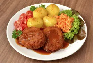 Kotlet mielony ziemniaki surówka