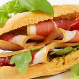 Sendvič sa Njeguškom prsutom i pomfritom