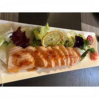 Tataki Salmon Con Salsa Jalopenio Y Ponzu (9 Cortes)