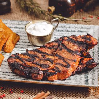 Ceafa marinata de porc la gratar 225 g + Coca Cola doza 330 ml