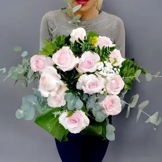 Ramo de 12 rosas y eucalipto