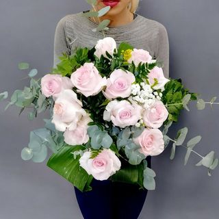 Ramo de rosas y eucalipto 