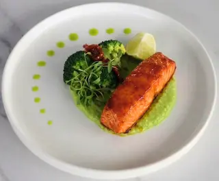 File Somon in sos miso cu piure de broccoli