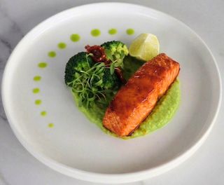 File Somon in sos miso cu piure de broccoli