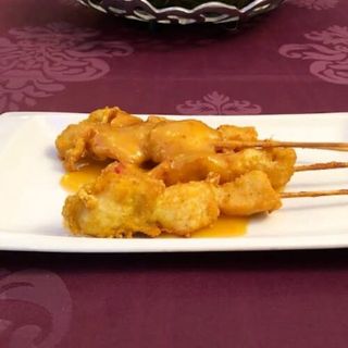 Brocheta De Pollo Con Salsa Satay