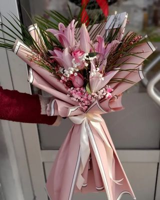 Buket ljiljani i ruže, sa zelenilom i ukrasnim papirom