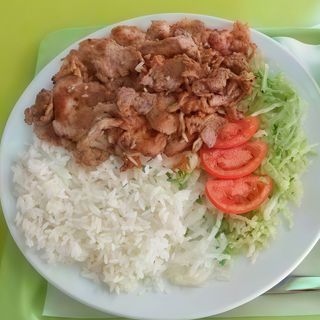 Plato, kebab con arroz