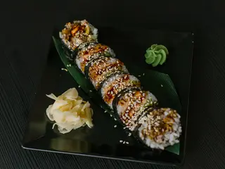 Futomaki z pieczonym łososiem (230g)