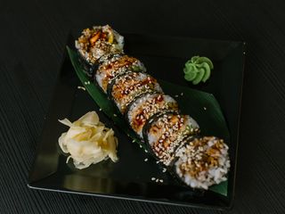 Futomaki z pieczonym łososiem (230g)